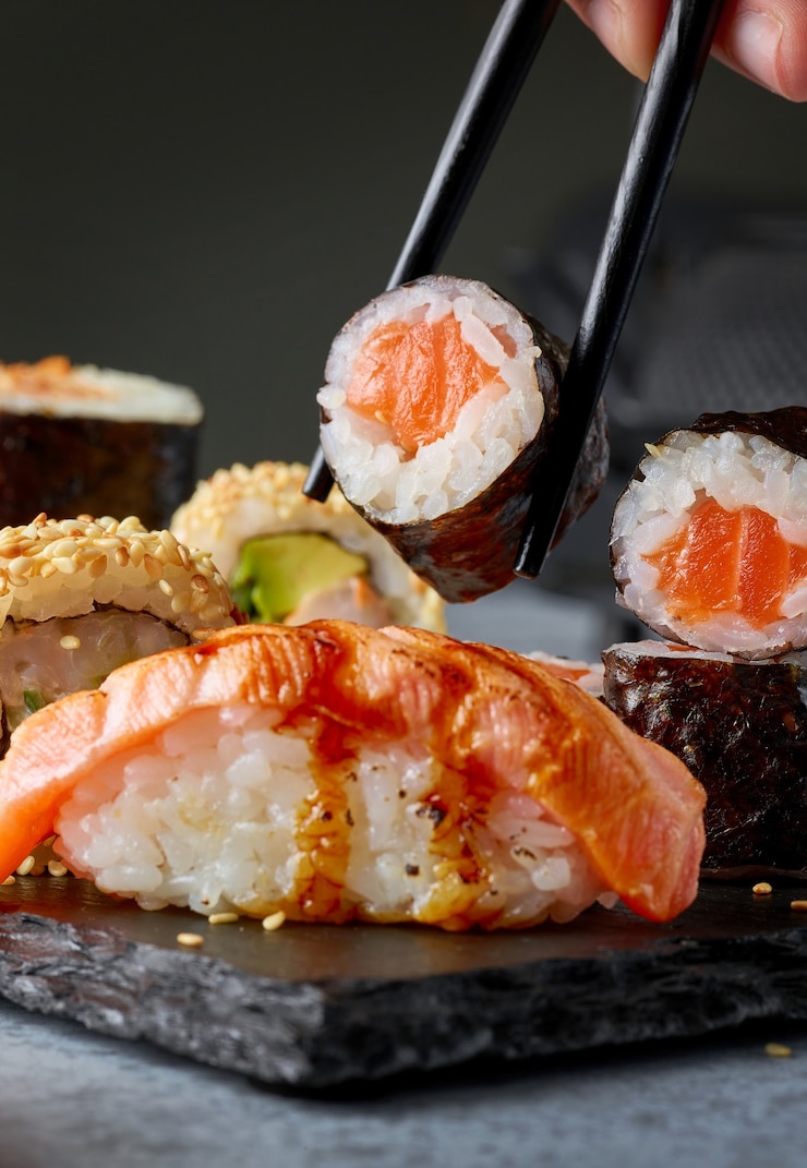 Zdjęcie talerz sushi na szarym stole w restauracji, zbliżenie