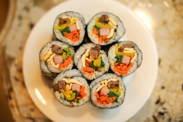 Talerz sushi z dużą ilością dodatków