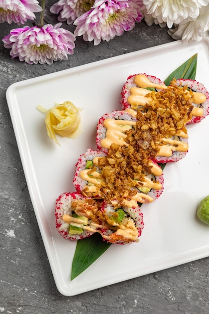 Talerz Sushi Z Różowym Sosem I Zielonym Liściem Z Boku