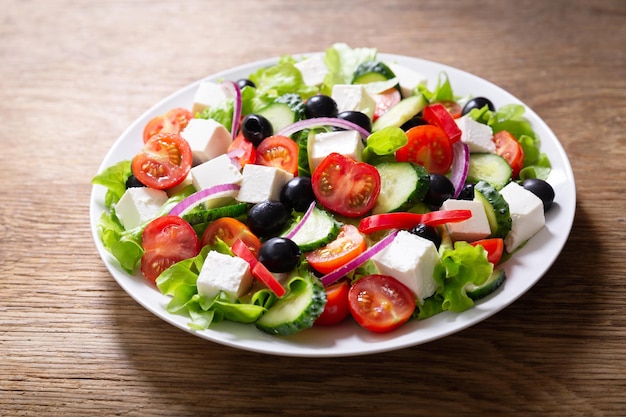 Talerz świeżej sałatki z warzywami, serem feta i oliwkami Sałatka grecka