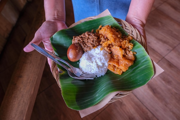 Talerz tradycyjnego indonezyjskiego posiłku o nazwie nasi gudeg