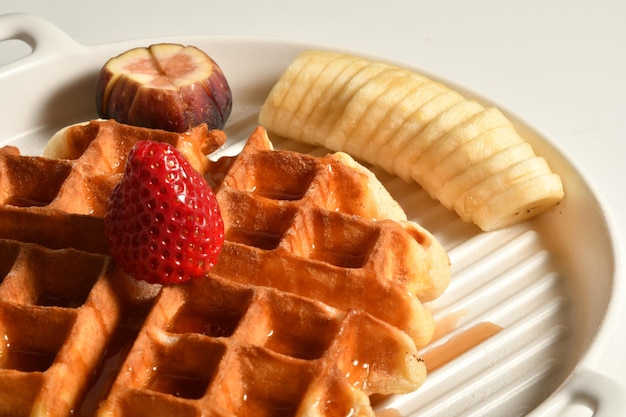 Zdjęcie talerz waflowy z kawałkami owoców, orientalne słodycze.