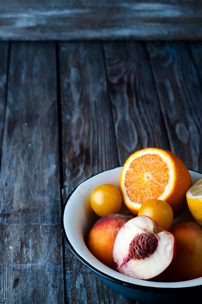 Talerz z brzoskwinią, cytryną i pomarańczą