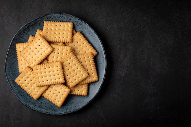 Talerz z ciastkiem mąki kukurydzianej na stole