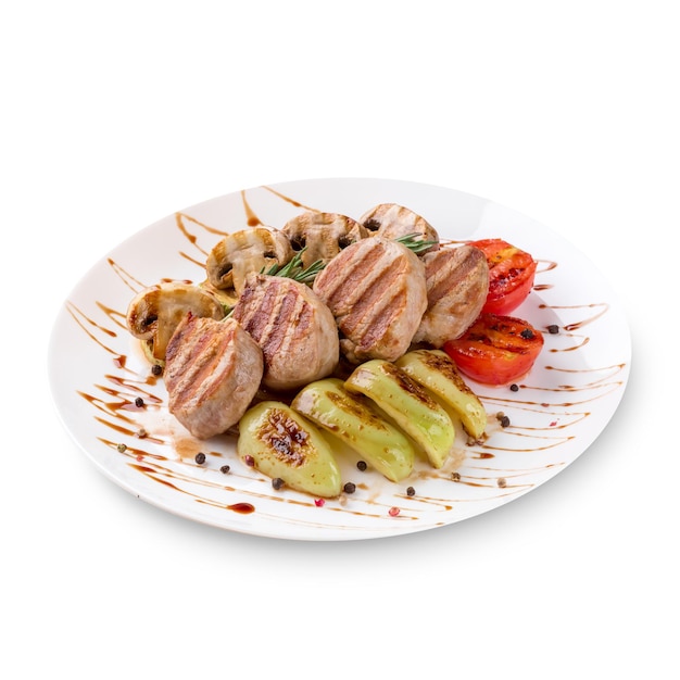 Talerz z grillowanym mięsem steki z warzywami na białym tle. Zdjęcie do menu