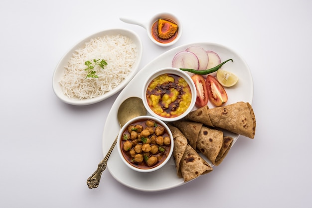 Talerz z indyjskim jedzeniem lub wegetariański Thali zawiera Dal Fry, Ryż, Chapati i rodzaj warzyw z sałatką