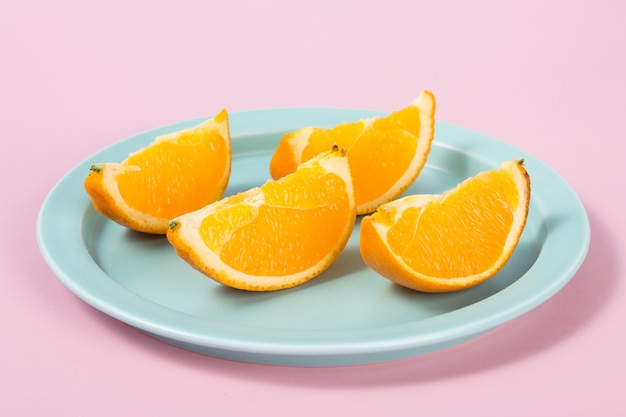 Zdjęcie talerz z pomarańczowymi plasterkami na stole