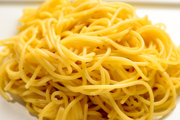 Talerz z porcją gotowanego spaghetti