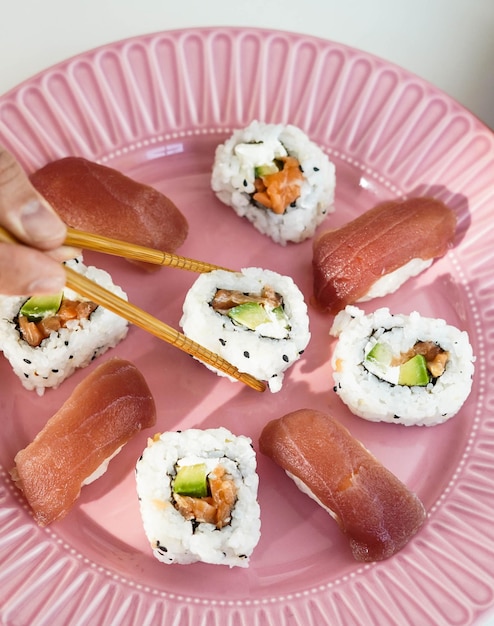 Talerz z różnymi kawałkami sushi