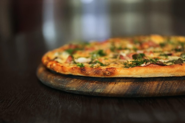 Talerz z smakowitą pizzą na drewnianym stole z bliska widok