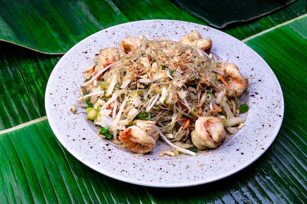 talerz z tradycyjnym wietnamskim jedzeniem