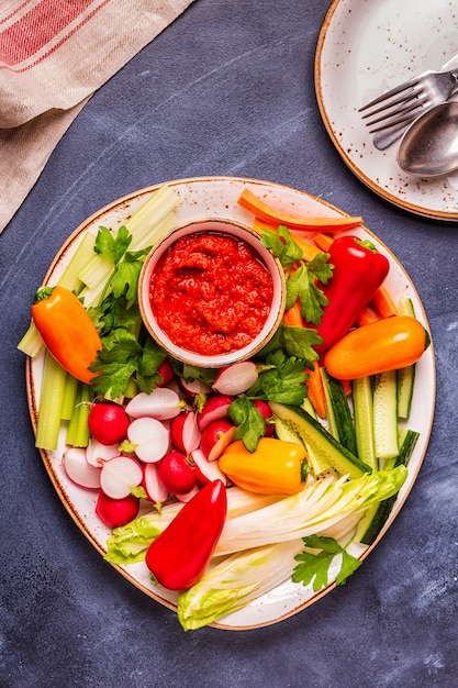 Zdjęcie talerz ze świeżymi, surowymi warzywami i sosem