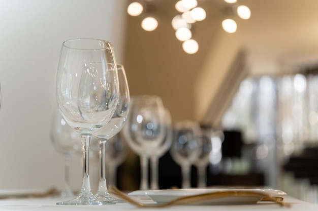talerze nakrycie stołu z pustymi talerzami Luksusowe przygotowanie restauracji na uroczystość Piękne