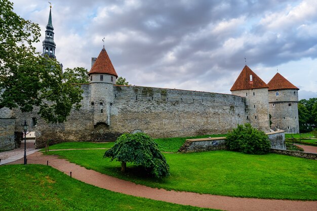 Tallin średniowieczne Mury Miejskie O Zachodzie Słońca. Estonia.