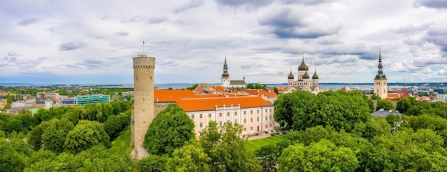 Tallinn to średniowieczne miasto w Estonii w krajach bałtyckich. Widok z lotu ptaka na Stare Miasto w Tallinie