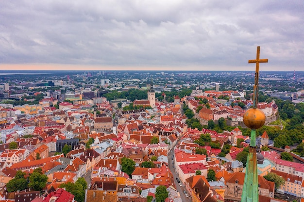 Tallinn to średniowieczne miasto w Estonii w krajach bałtyckich. Widok z lotu ptaka na Stare Miasto w Tallinie