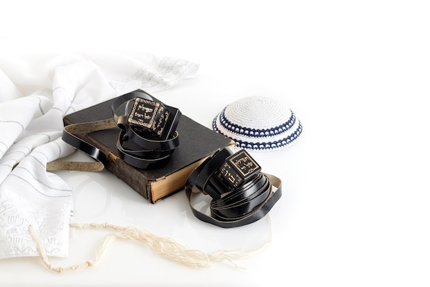 Tallit i tefilin i żydowski kapelusz Jarmułka Kippah na białym tle