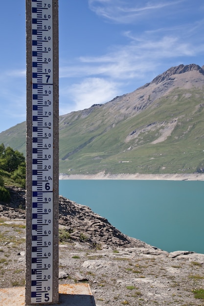 Zdjęcie tama moncenisio, granica włosko-francuska. miernik służący do pomiaru poziomu wody.