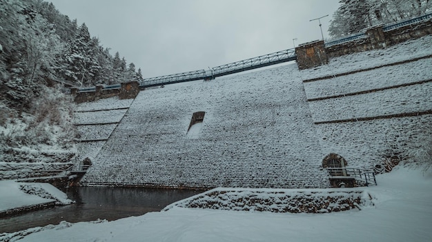 Tama w zimie zakrywająca śniegiem