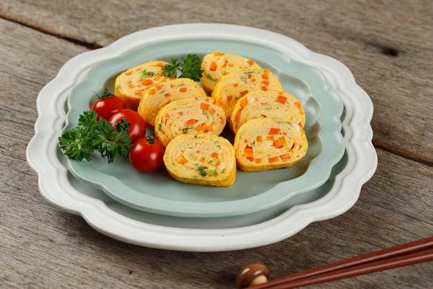 Tamagoyaki lub Japońska Rolada Jajkowa Gyeran Mari lub Koreański Rolowany Omlet