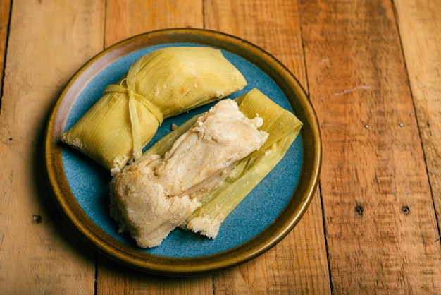 Tamales de elote na drewnianym stole Typowe meksykańskie jedzenie