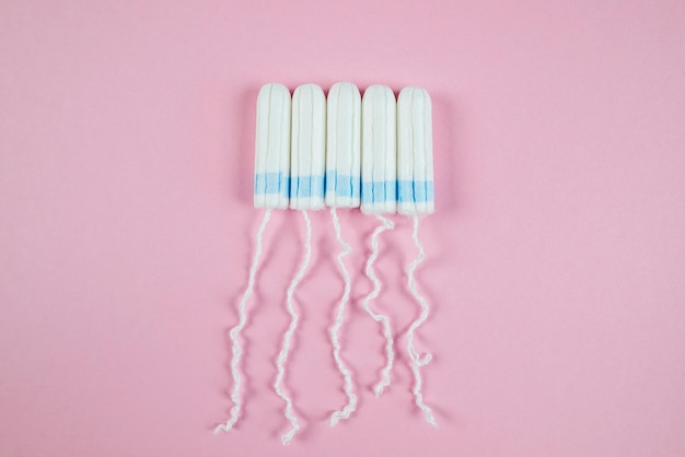 Tampony damskie na różowym tle Higieniczny tampon biały dla kobiet Wacik Menstruacja