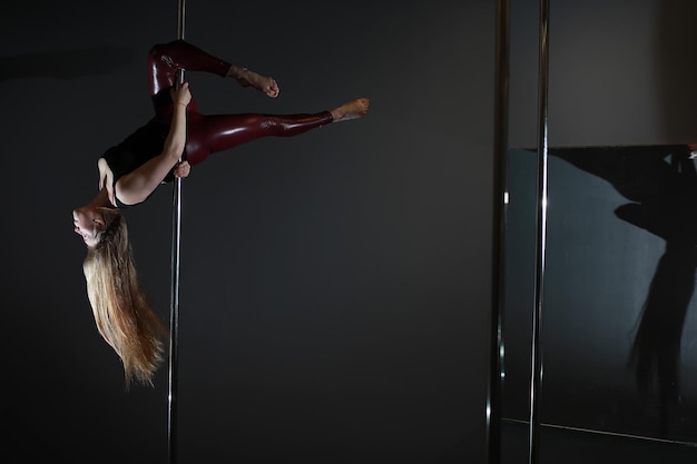 Tancerka na pylonie w studio Dziewczyna ćwicząca na sprzęcie sportowym