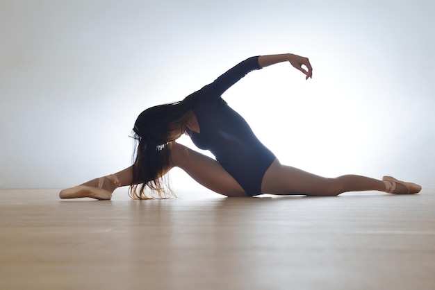 tancerz baletowy w nowoczesnym stylu pozuje i skacze na treningu