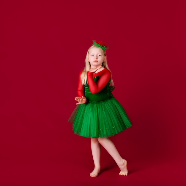 Tancerz Dziecięcy Zadowolony Ze Stroju Koncertowego. Moda Dziecięca. Modna Zielona Sukienka Dla Dzieci Wygląda Uroczo. Odzież Do Tańca Towarzyskiego