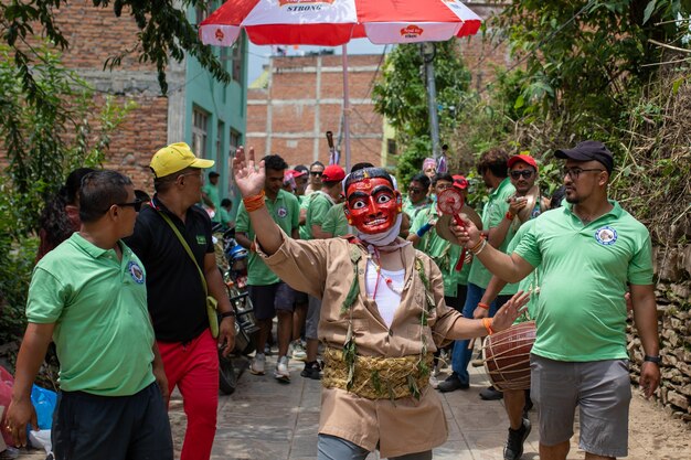 Tancerze Czerwonej Maski tańczą z okazji festiwalu Gai Jatra w Katmandu w Nepalu