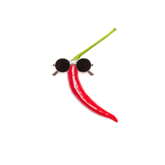 Tańcząca Czerwona Papryczka Chili W Okularach Przeciwsłonecznych Na Białym Tle
