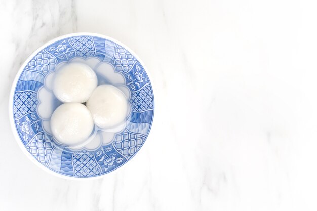 Tang Yuan, Tangyuan, Yuanxiao W Małej Miseczce Nadziewanej Nadzieniem Sezamowym, Widok Z Góry, Układanie Na Płasko. Pyszne Azjatyckie Jedzenie Kulki Ryżowe Na Festiwal.