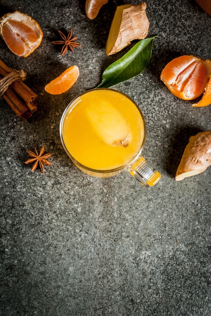 Tangerine Imbirowa herbata z cynamonem i anyżem, z składnikami, na zmroku kamienia tle, kopia astronautyczny odgórny widok