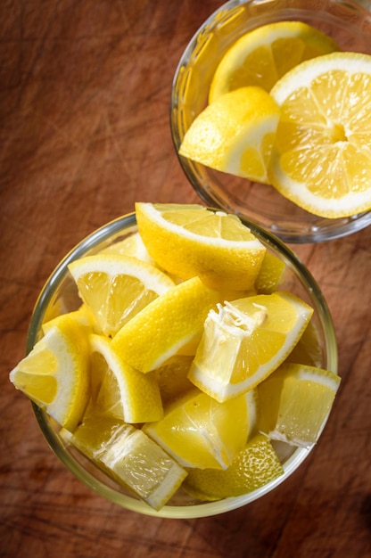 Tangy Citrus Slices CloseUp świeżych plasterków cytryny wypełnionych pikantnym aromatem w rozdzielczości 4K