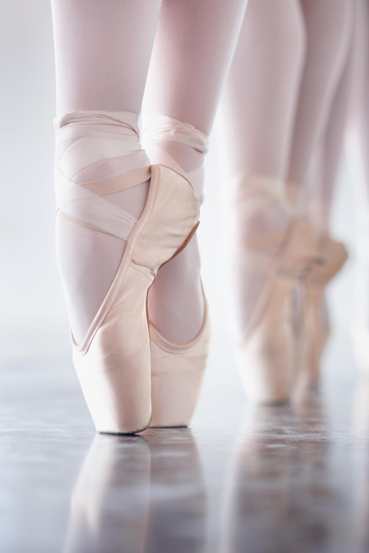 Zdjęcie taniec baletowy i buty ze stopami en pointe grupy baletnic w studiu na próbę lub recital kreatywna produkcja sceniczna i teatralna z tancerzem trenującym z bliska do pokazu artystycznego