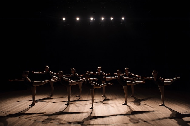 Taniec Choreograficzny Grupy Wdzięcznych Młodych Baletnic ćwiczących Na Scenie W Klasycznej Szkole Baletowej