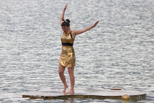 Zdjęcie taniec i pływanie w jeziorze