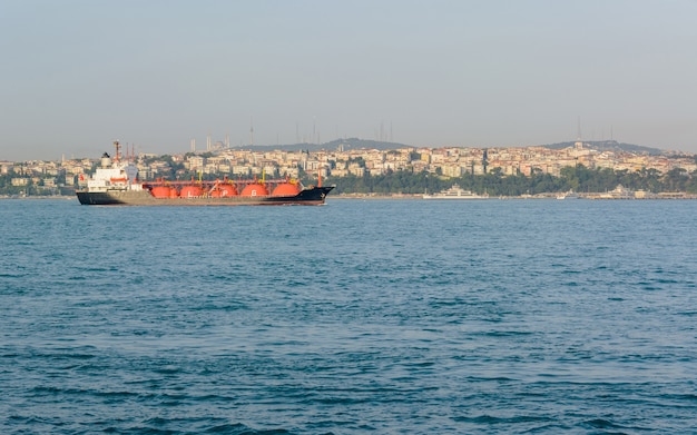 Zdjęcie tankowiec lpg na morzu z gazem skroplonym