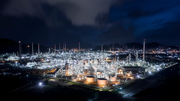Tankowiec na ropę i gaz ze stali nierdzewnej w fabryce strefy rafineryjnej w Tajlandii