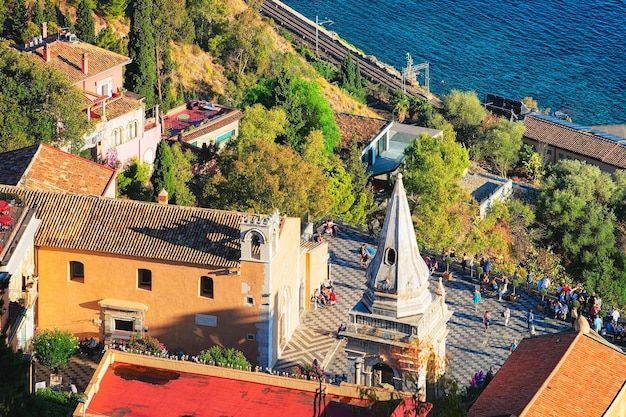 Taormina, Włochy - 25 września 2017: Panoramiczny widok na główny plac w Taorminie, Sycylia, Włochy. Morze Śródziemne w tle