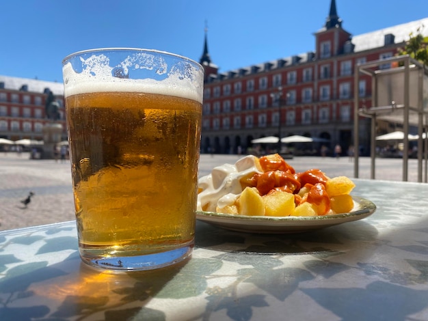 Tapas na Plaza Mayor w Madrycie. Ziemniaki z sosem aioli i sosem brava