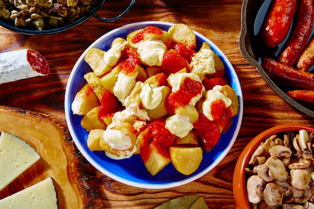 Zdjęcie tapas patatas bravas frytki ziemniaczane z pomidorami