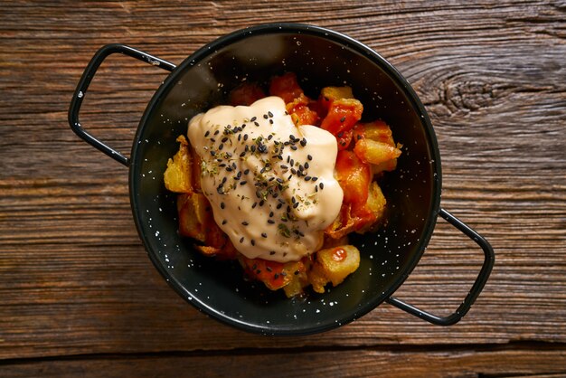 Zdjęcie tapas patatas bravas smażone ziemniaki