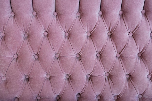 Zdjęcie tapicerka modnej różowej sofy z bliska