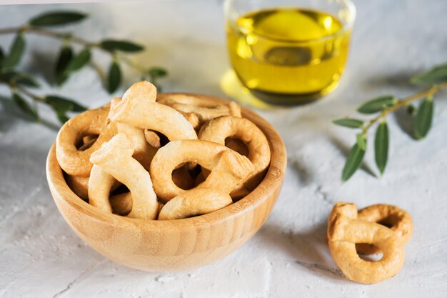 Taralli lub tarallini to tradycyjne włoskie przekąski typowe dla regionalnych potraw Apulii