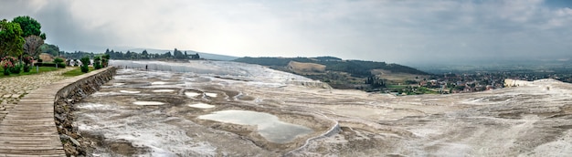 Taras widokowy na szczycie góry Pamukkale w Turcji