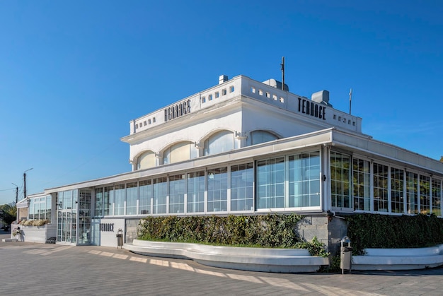 Tarasowa restauracja na plaży Lanzheron w Odessie na Ukrainie