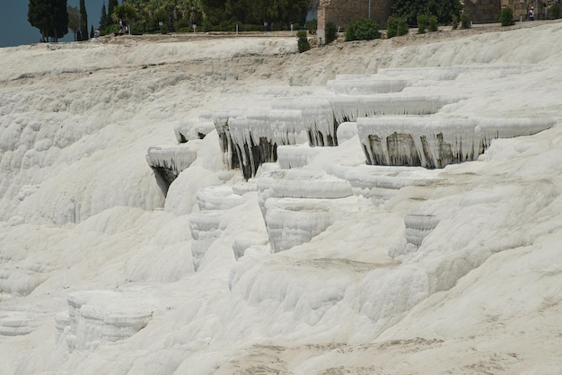 Tarasy trawertynowe w Pamukkale w Denizli Turkiye