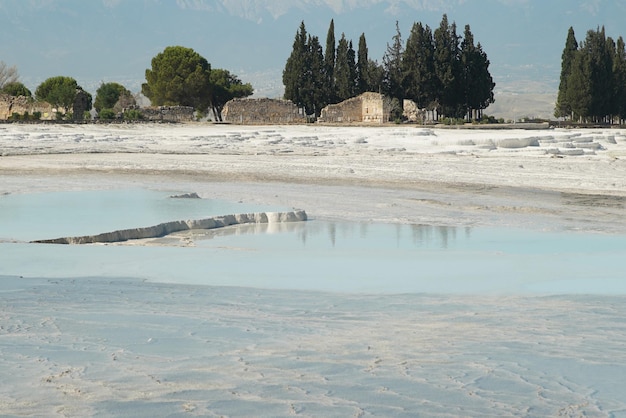 Tarasy trawertynowe w Pamukkale w Denizli Turkiye