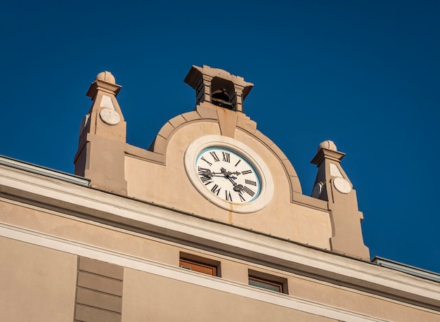 Tarcza zegara na budynku na starym mieście w Trebinje, Bośnia i Hercegowina